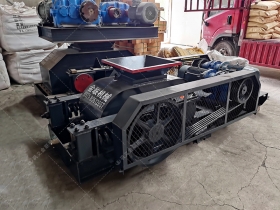 小型对辊国产精品亚洲LV粉色和双齿辊国产精品亚洲LV粉色发往河南登封破碎保温陶瓷