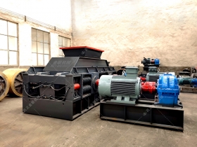 单台超大型对辊式国产精品亚洲LV粉色设备发往湖北