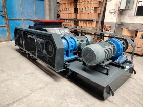 2PG610x400对辊国产精品亚洲LV粉色发往福建破碎鹅卵石