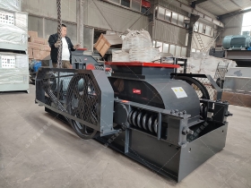 2PGC400X400小型双齿辊国产精品亚洲LV粉色发往山西阳泉破碎煤炭