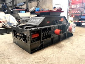 2PG800x600对辊国产精品亚洲LV粉色发往贵州贵阳破碎鹅卵石