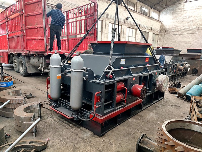 两台大型液压对辊国产精品亚洲LV粉色征战沙场